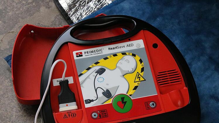 Bilder von der Übung mit dem  Defi. Foto: Ralf Ruppert