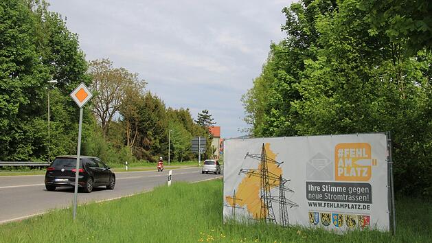 Am Ortseingang von Bad Staffelstein befindet sich eines von insgesamt 112 Protestplakaten gegen neue Stromtrassen in der Region. Jutta Rudel