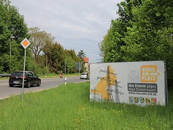 Am Ortseingang von Bad Staffelstein befindet sich eines von insgesamt 112 Protestplakaten gegen neue Stromtrassen in der Region. Jutta Rudel