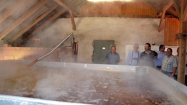 Blick in das Kühlschiff der ehemaligen Brauerei Winkler. In diesem Augenblick wurde gerade der "Sud ausgeschlagen". Dieser muss dann im Kühlschiff abkühlen. Danach kommt die Hefe dazu.Andrea Spörlein