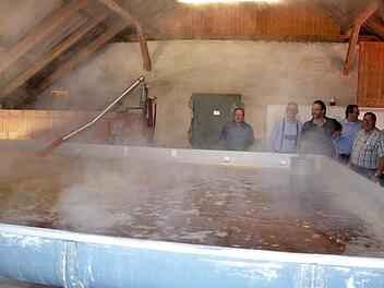 Blick in das Kühlschiff der ehemaligen Brauerei Winkler. In diesem Augenblick wurde gerade der "Sud ausgeschlagen". Dieser muss dann im Kühlschiff abkühlen. Danach kommt die Hefe dazu.Andrea Spörlein