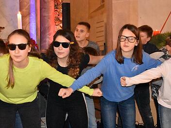 "Santa's Glasses" - die Klasse 6a eröffnete das Adventskonzert schwungvoll. Foto: Uschi Prawitz