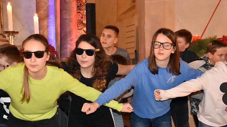"Santa's Glasses" - die Klasse 6a eröffnete das Adventskonzert schwungvoll. Foto: Uschi Prawitz