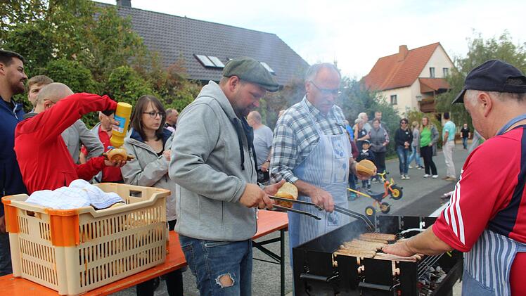 Und am Ende wurde es gesellig. Damit die Neu-Reundorfer was in den Bauch bekamen, dafür sorgten die Griller Michael Franke, Konrad Seelmann und Reinhard Voll.