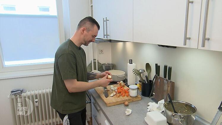 Als Foodblogger ist Benni (34) Experte für Essen. An Tag 3 in Berlin zeigt er seine Kochkünste.