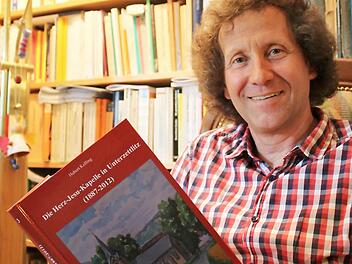 Autor Hubert Kolling mit dem dritten Band seiner Reihe "Quellen und Forschungen zur Geschichte und Kultur von Unterzettlitz".  Fotos: Martin Kreklau