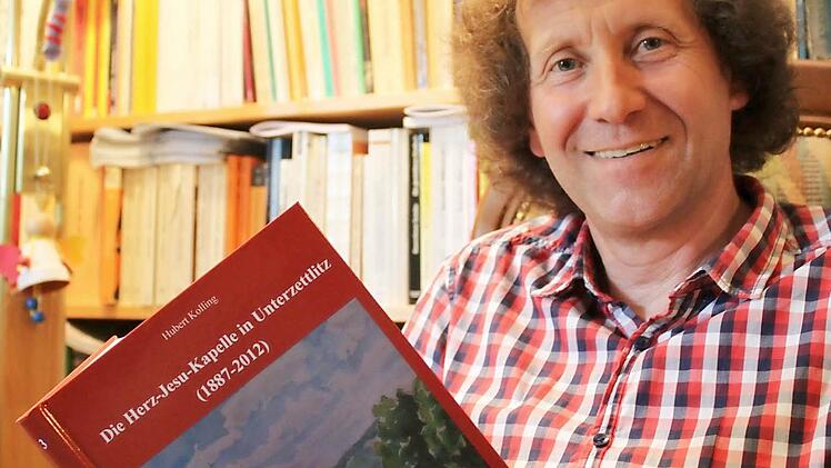 Autor Hubert Kolling mit dem dritten Band seiner Reihe "Quellen und Forschungen zur Geschichte und Kultur von Unterzettlitz".  Fotos: Martin Kreklau