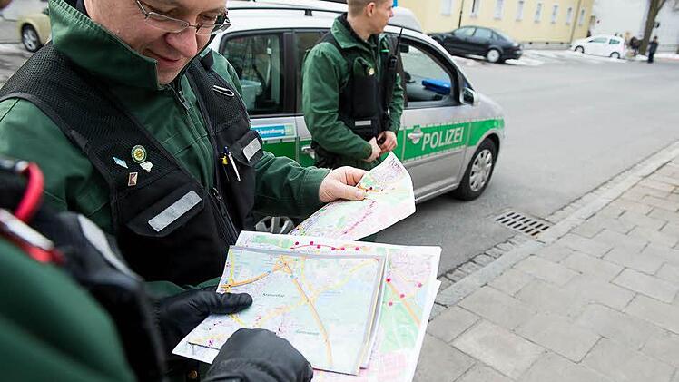 Polizisten im Sperrgebiet. Foto: Tobias Köpplinger