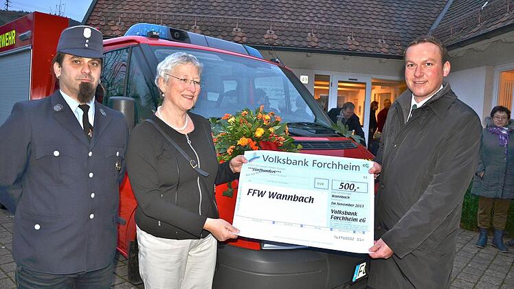Kommandant Matthias Mühlhäuser, Rose Stark und Filialleiter Christian Hopfengärtner (v.l.) bei der SpendenübergabeFoto: Roppelt