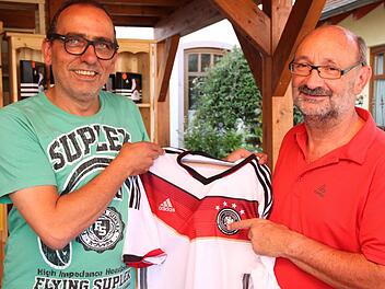 Klaus Krischke und Dieter Hohmann, der die Aktion ermöglichte, mit einem WM-Trikot mit nunmehr vier Sternen. Foto: Markus Reeh