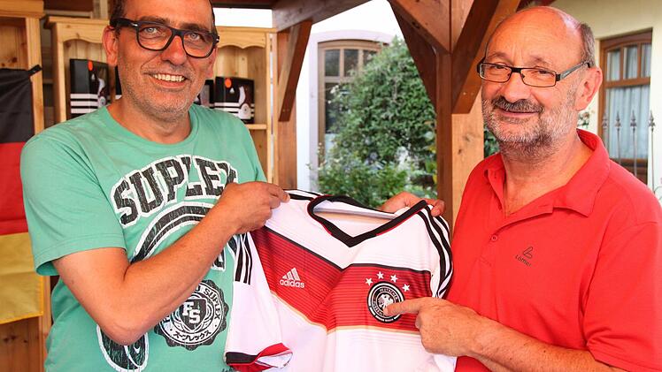 Klaus Krischke und Dieter Hohmann, der die Aktion ermöglichte, mit einem WM-Trikot mit nunmehr vier Sternen. Foto: Markus Reeh