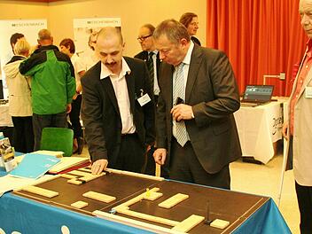 Orientierungshilfen für barrierefreie Straßenübergänge lassen sich Landrat Thomas Bold und Ausstellungsleiter Karl-Heinz Paul zeigen. Foto: Werner Vogel