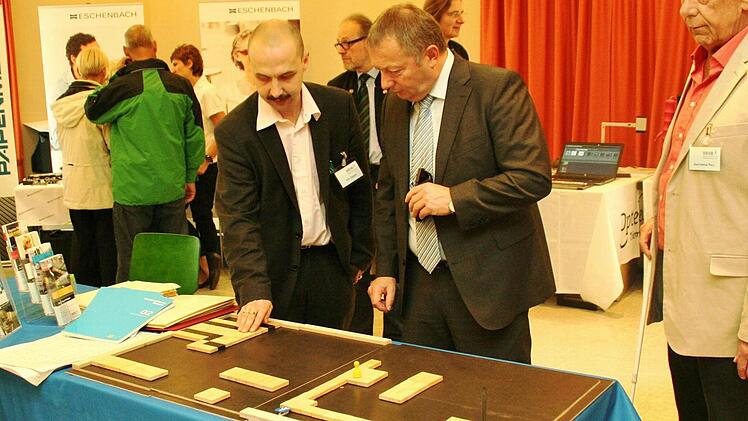 Orientierungshilfen für barrierefreie Straßenübergänge lassen sich Landrat Thomas Bold und Ausstellungsleiter Karl-Heinz Paul zeigen. Foto: Werner Vogel