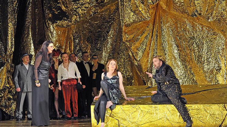 Ute Döring (Miite) beeindruckt als Salome (links: Gabriela Künzler als Herodias, rechts: Christian Franz als Herodes). Foto: Andrea Kremper