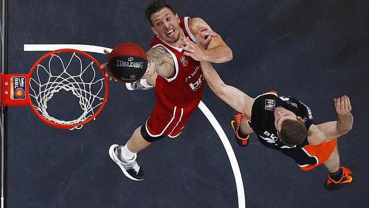 Daniel Theis (links, Brose Baskets) im Kampf um den Ball mit dem Ulmer Taylor Braun. Foto: Daniel Löb