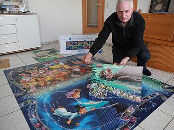 Peter Schubert hat die Hälfte des größten Puzzles der Welt gelegt.  Foto: Mathias Erlwein