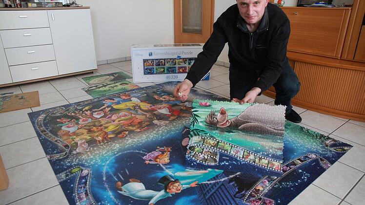 Peter Schubert hat die Hälfte des größten Puzzles der Welt gelegt.  Foto: Mathias Erlwein