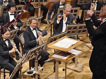 Das Polizeiorchester Bayern unter der Leitung von Prof. Johann Mösenbichler tut sich schwer, in die großen musikalischen Fußstapfen früherer Orchesterleiter zu treten, die sie hinterlassen haben. Foto: Peter Klopf