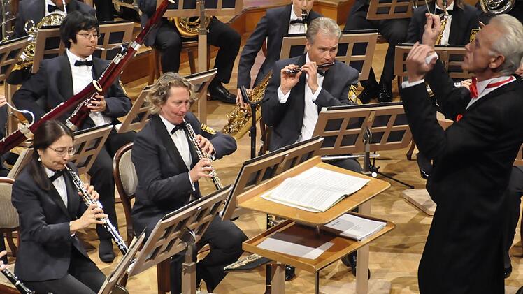 Das Polizeiorchester Bayern unter der Leitung von Prof. Johann Mösenbichler tut sich schwer, in die großen musikalischen Fußstapfen früherer Orchesterleiter zu treten, die sie hinterlassen haben. Foto: Peter Klopf