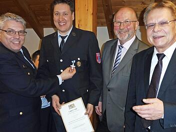 Oliver Glaser wurde für 25-jährige aktive Dienstzeit mit dem staatlichen Ehrenzeichen in Silber geehrt (von links): Kreisbrandinspektor Matthias Schuhbäck, Oliver Glaser, Bürgermeister Egon Herrmann und Landrats-Vize Wolfgang Beiergrößlein.  Foto: Dieter Wolf