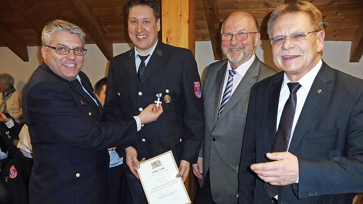 Oliver Glaser wurde für 25-jährige aktive Dienstzeit mit dem staatlichen Ehrenzeichen in Silber geehrt (von links): Kreisbrandinspektor Matthias Schuhbäck, Oliver Glaser, Bürgermeister Egon Herrmann und Landrats-Vize Wolfgang Beiergrößlein.  Foto: Dieter Wolf