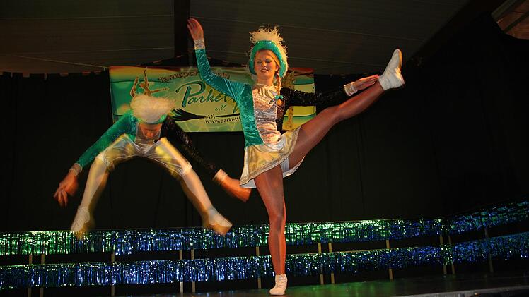 Franziska Hagen  (rechts) und Philipp Dick vom Bad Bernecker Tanzduo "Franzi & Philippp"  wirbelten über die Bühne.Stephan Stöckel