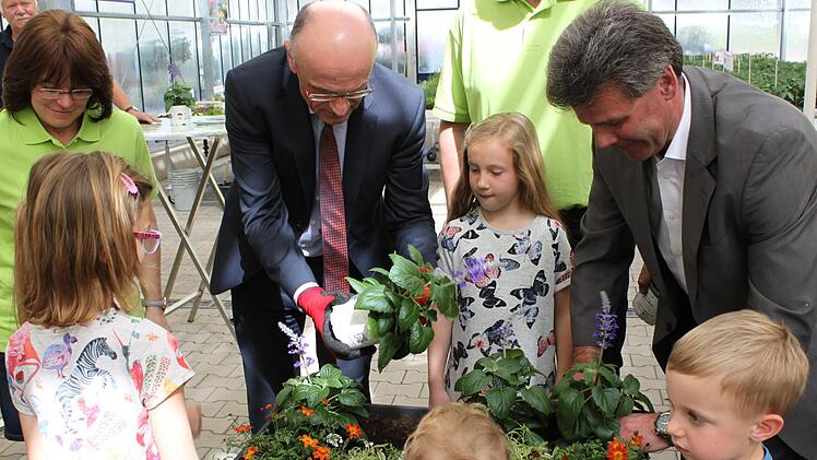 Die Kinder aus dem Kindergarten Kirchaich halfen den Taufpaten Landrat Wilhelm Schneider  und Oberaurachs Bürgermeister Thomas Sechser beim Einpflanzen des "frechen Michels".