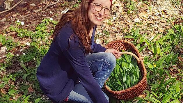 Kr&auml;uterf&uuml;hrerin Katja Reith sammelt B&auml;rlauch in einem Waldst&uuml;ck bei Bad Bocklet. Reith