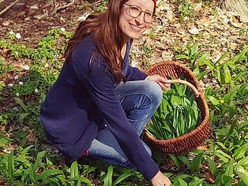 Kräuterführerin Katja Reith sammelt Bärlauch in einem Waldstück bei Bad Bocklet. Reith