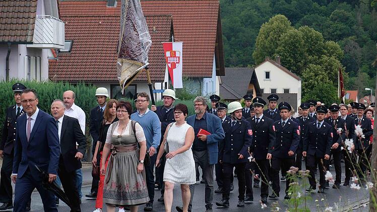 Der Paradezug führte von der Dorfkirche zur Festhalle. Foto: Gerd Schaar