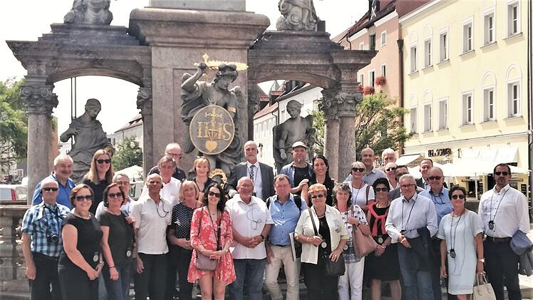 Die Stadtratsdelegation vor der Dreifaltigkeitssäule in Straubing. Foto: Sigismund von Dobschütz