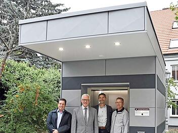 Am gestrigen Dienstag nahm das Stadtwerk Haßfurt den Aufzug an der Altstadttiefgarage in Betrieb. Im Bild (von links) Rainer Kitzinger vom gleichnamigen Ingenieurbüro aus Wülflingen, Bürgermeister Günther Werner, Norbert Zösch, Geschäftsführer des Stadtwerks Haßfurt, und Matthias May vom Stadtwerk Haßfurt.  Foto: Ulrike Langer