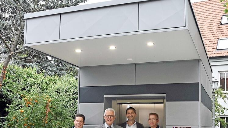 Am gestrigen Dienstag nahm das Stadtwerk Haßfurt den Aufzug an der Altstadttiefgarage in Betrieb. Im Bild (von links) Rainer Kitzinger vom gleichnamigen Ingenieurbüro aus Wülflingen, Bürgermeister Günther Werner, Norbert Zösch, Geschäftsführer des Stadtwerks Haßfurt, und Matthias May vom Stadtwerk Haßfurt.  Foto: Ulrike Langer