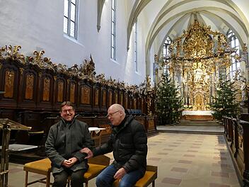 Pfarrer Marcus Wolf (links) und Architekt Alwin Zenkel machen auf den neuen Sedilien (=Sitze im Altarraum) schon einmal eine Sitzprobe. Foto: Marion Krüger-Hundrup