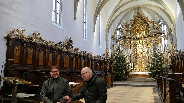 Pfarrer Marcus Wolf (links) und Architekt Alwin Zenkel machen auf den neuen Sedilien (=Sitze im Altarraum) schon einmal eine Sitzprobe. Foto: Marion Krüger-Hundrup