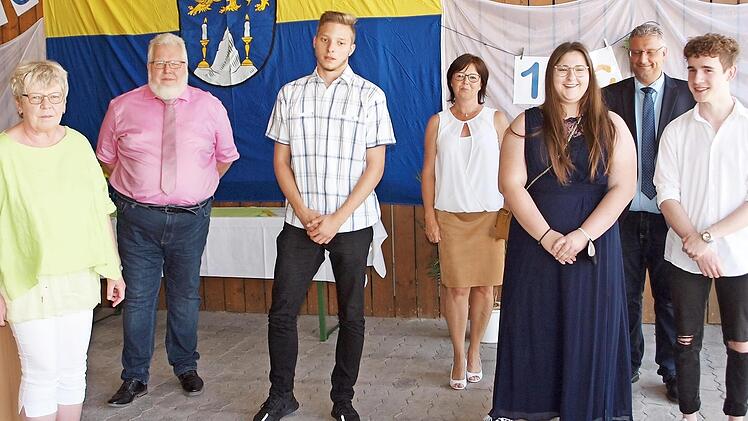 Die Klassenleiterin Elke Lesch (von links), der Elternbeiratsvorsitzende Roland Schunk sowie die Konrektorin Silke Fischer und der Rektor Bernd Schick (hinten) beglückwünschten die drei besten Schüler der Klasse 10cM, Patrick Reigl, Lena Gagel und Alex-John Murmurachi (vorne, von links), zu ihrer Leistung. Fotos: Alfred Thieret