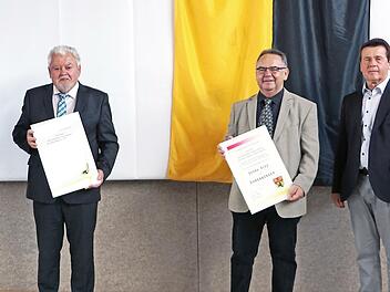 Bei der Urkundenverleihung: Bürgermeister Michael Senger, die Ehrenbürger Siegfried Bauer und Georg Ries, Dritter Bürgermeister Andreas Schonath und Zweite Bürgermeisterin Sabine Köhlerschmidt (von links)