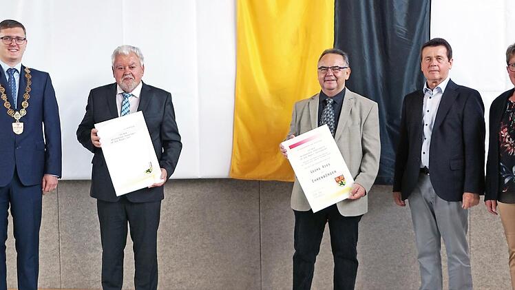 Bei der Urkundenverleihung: Bürgermeister Michael Senger, die Ehrenbürger Siegfried Bauer und Georg Ries, Dritter Bürgermeister Andreas Schonath und Zweite Bürgermeisterin Sabine Köhlerschmidt (von links)
