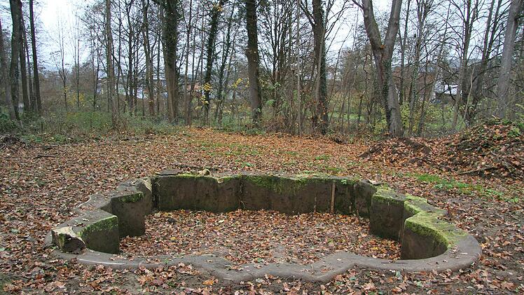 Der Springbrunnen ist ein Schmuckstück - vor allem wegen seiner  Form.