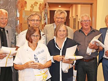 Der Tennisclub Neunkirchen am Brand ehrte seine Gründungsmitglieder (v. l.): Helmut Forster, Helmut Martin, Erhard Hanauer, Anton Spatz, Ernst Wölfel (Vorsitzender); (vorne) Walli Martin und Christl Hofmann.