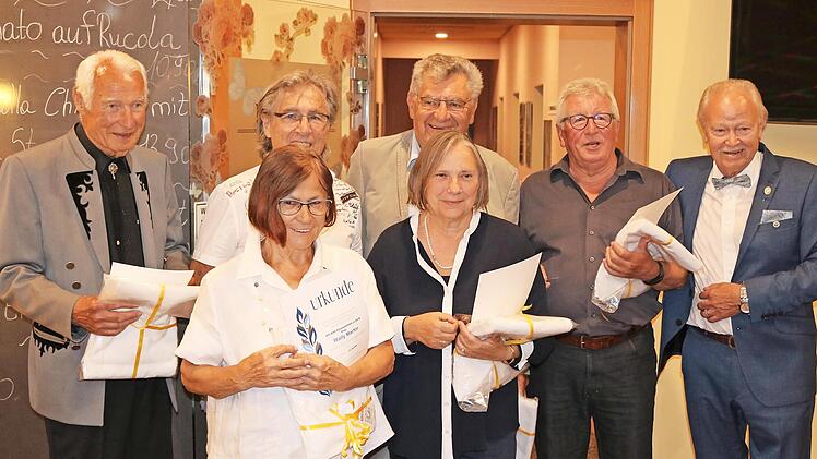 Der Tennisclub Neunkirchen am Brand ehrte seine Gründungsmitglieder (v. l.): Helmut Forster, Helmut Martin, Erhard Hanauer, Anton Spatz, Ernst Wölfel (Vorsitzender); (vorne) Walli Martin und Christl Hofmann.