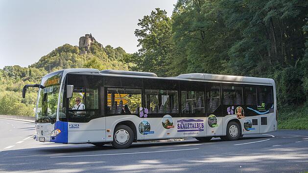 Per Saaletalbus fährt durchs malerische Saaletal mit seinen Sehenswürdigkeiten.