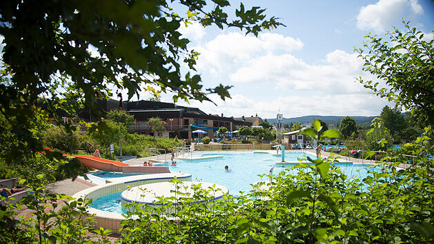 Im Crana Mare in Kronach kannst du mit deiner Familie dank Frei- und Hallenbad auch im Winter den Badespaß genießen.