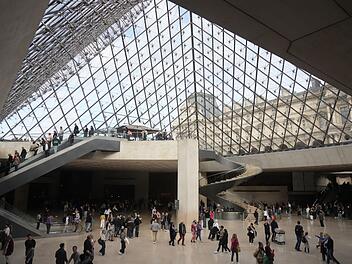 Louvre-Raub: Einbrecher scheiterten zunächst an Vitrine