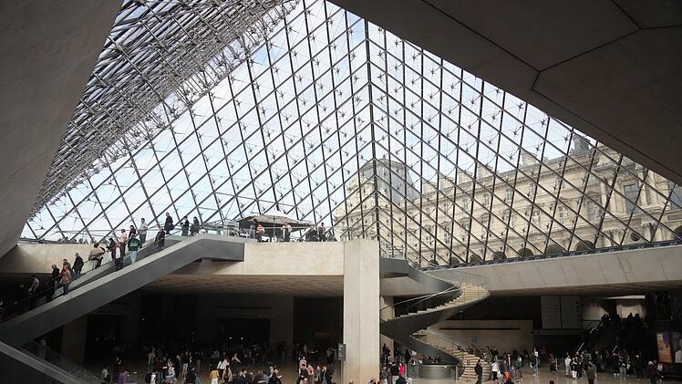 Louvre-Raub: Einbrecher scheiterten zunächst an Vitrine