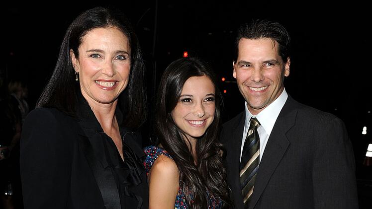 Mimi Rogers mit Ehemann Chris Ciaffa und Tochter Lucy Ciaffa bei der Premiere von "Unstoppable - Au&szlig;er Kontrolle" in Westwood, Kalifornia. Rogers spielte in dem Actioner eine Nebenrolle an der Seite von Denzel Washington.