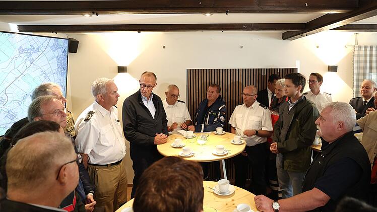 Bundeskanzler Merz besucht Waldbrandgebiet in H&uuml;rtgenwald