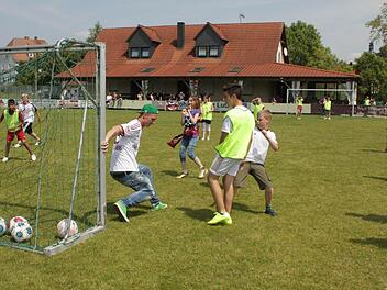 Obwohl Sebastian Polter den kurzen Pfosten abgedeckt hat, zappelt der Ball nach Danials (r., gelbes Leibchen) Schuss im Netz. Fotos: Paul Frömel