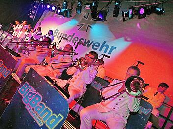 Die Big Band der Bundeswehr tritt bei verschiedenen Anlässen auf, hier zum Beispiel bei einem Tag der offenen Tür im Bundesverteidigungsministerium. Foto: Big Band der Bundeswehr/Thomas Ernst