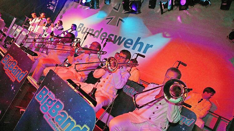 Die Big Band der Bundeswehr tritt bei verschiedenen Anlässen auf, hier zum Beispiel bei einem Tag der offenen Tür im Bundesverteidigungsministerium. Foto: Big Band der Bundeswehr/Thomas Ernst